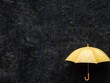 © pham - 黒い背景にある黄色い傘が孤独に浮かぶ状況を描写した作品