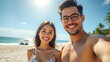 © Creative Factory - In una soleggiata mattina estiva, una coppia si scatta un selfie su un traghetto, circondati da una vista panoramica. In una spiaggia tropicale