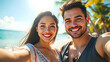 © Creative Factory - In una soleggiata mattina estiva, una coppia si scatta un selfie su un traghetto, circondati da una vista panoramica. In una spiaggia tropicale