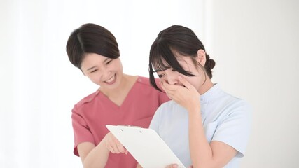 Poster - 新人看護師に指導する優しい看護師の先輩や医師のイメージの動画