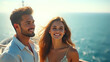 © Creative Factory - giovane donna con un sorriso radioso sulla terrazza di una nave da crociera, i suoi capelli fluttuano dolcemente nella brezza marina mentre ammira la vista panoramica dell'oceano scintillante