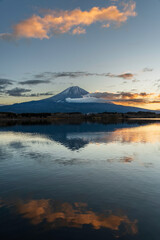 Wall Mural - 田貫湖の湖面に映る夜明けの富士山