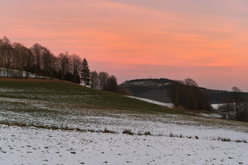 Wall Mural - Abendlicher Blick zum Bärenstein mit rotem Himmel und wenig Schnee