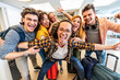 © Davide Angelini - Group of young tourists standing in youth hostel guest house - Happy multiracial friends booking summer vacation home - Guys and girls having fun taking selfie picture at summertime holidays
