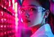 © pham - 科学研究のラボでピンクの照明の中で微笑む女性研究者