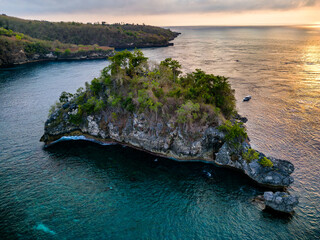 Canvas Print - Aerial view of a tropical ocean and bay at sunset (Crystal Bay, Nusa Penida)