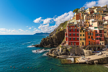 Wall Mural - Blick auf Riomaggiore an der Mittelmeerküste in Italien