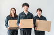 © buritora - ダンボールを持つ運送・物流・宅急便・宅配便・流通・配達・宅配業者の作業員の女性