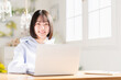 © SkyLine - リビングでノートパソコンを使う若い日本人女性