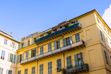 Wall Mural - Dans les rues de la vieille ville de Nice autour du marché aux fleurs en France