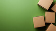 © CSRRDRGZ - un fondo verde vacio con espacio de copia con cajas de carton con paquetes para entregar a domicilio servicio de mensajeria