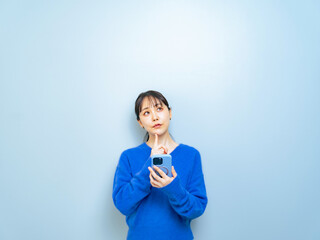 Wall Mural - 女性、スマホ、考える、期待、希望、想像、アプリ、婚活、マッチング、サイト、web、オンライン、sns、ネット、dx、デジタル、笑顔、発想、コピースペース、広告、アイデア、ひらめき、夢、ポジティブ、スマ
