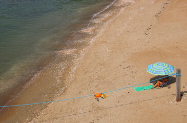 Poster - Paysage de bord de mer, près de Pornic, côte française d'Atlantique, vacances. Parasol, plage de sable, bronzer, été