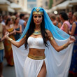 © Cade Foster  - Retrato mujer disfrazada de Cleopatra en carnaval, con vestido blanco dorado y azul, maquillaje egipcio intenso, peluca negra y accesorios brillantes que capturan la esencia de la reina egipcia