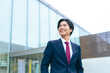 © metamorworks - ビジネスマン、男性、笑顔、ビジネス、会社員、日本人、店舗、ビル、オフィスビル、会社、建物、見上げる、希望、自信、展望、就職、転職、見通し、期待、ポジティブ、やる気、モチベーション、銀行員、SV、スーパーバイザー、管理職、店長、公務員、役所、スーツ、ビジネスパーソン、行政、コピースペース、人材、若い、Z世代、建設、サラリーマン、企業、夢、新人、活躍、向上心、仕事、営業、屋外、施設、都市、街、人物
