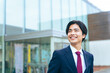 © metamorworks - ビジネスマン、男性、笑顔、ビジネス、会社員、日本人、店舗、ビル、オフィスビル、会社、建物、見上げる、希望、自信、展望、就職、転職、見通し、期待、ポジティブ、やる気、モチベーション、銀行員、SV、スーパーバイザー、管理職、店長、公務員、役所、スーツ、ビジネスパーソン、行政、コピースペース、人材、若い、Z世代、建設、サラリーマン、企業、夢、新人、活躍、向上心、仕事、営業、屋外、施設、都市、街、人物