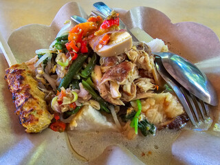 Lontung dan ayam betutu, rice cake traditional Balinese food