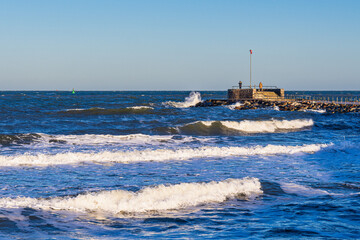 Wall Mural - Wellen und Mole an der Küste der Ostsee in Warnemünde