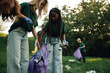 © Zamrznuti tonovi - Group of volunteers picking up trash in park