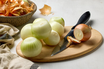 Canvas Print - fresh raw onions on kitchen table