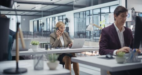 Aufkleber - Female Manager Having a Call with a Client as She Sits Behind a Desk in an Office, Using Laptop Computer and Talking on a Mobile Phone. Businesswoman Discussing Partnership with a Business Contact