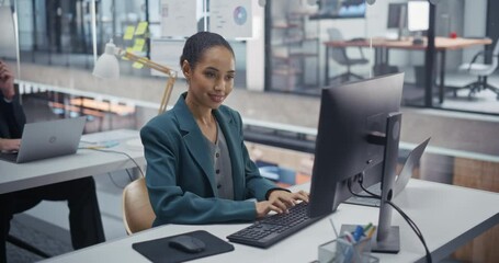Aufkleber - African American Digital Marketer Analyzing Campaign Performance on a Computer, Optimizing Social Media Ads On Laptop. Black Female Researching Strategies to Achieve Company's Marketing Goals