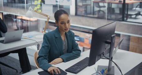Aufkleber - E-commerce Manager Working on a Computer in Modern Office, Tracking Order Fulfillment On Laptop. Young Black Manager Ensuring Customer Satisfaction, Streamlining Operations and Logistics