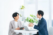 © metamorworks - ビジネス、打ち合わせ、会社員、会話、ビジネスマン、話す、オフィス、会議、男性、ミーティング、日本人、若手、若い、商談、交渉、人材、チームワーク、ロビー、イケメン、スーツ、カジュアル、企業、フリーアドレス、パートナー、上司、部下、Z世代、指導、新人、インターン、新入社員、採用、面談、質問、考える、面接、明るい、職場、笑顔、談笑、相談、ビジネスパーソン、説明、研修、顧問、税理士、弁護士、面会、二人、人