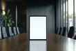 © Flux Imagery - Pantalla de tableta blanca vacía sobre la mesa de la sala de reuniones, vista frontal centrada en el medio