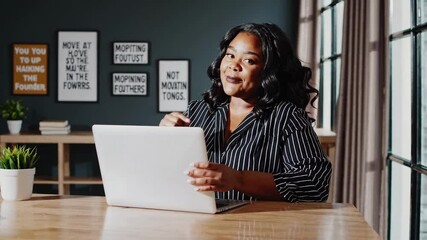 Poster - Engaging online meeting with a smiling participant in a cozy workspace