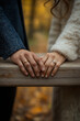 © JulieMeneghin - Photo d'un gros plan romantique sur les mains d’un couple avec alliances et lumière naturelle