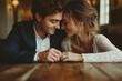 © JulieMeneghin - Photo d'un gros plan romantique sur les mains d’un couple avec alliances et lumière naturelle
