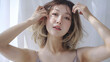 © Ice Cream Paradise - キャミソールを着て、髪をそっとかきあげる自然なポーズの若い日本人女性
