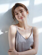 © Ice Cream Paradise - 軽く首を傾げ、口元を優しく微笑みながらリラックスした姿勢で立っている若い日本人女性