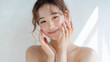 © Ice Cream Paradise - 優しく顔に触れる自然なポーズで美しく気品を漂わせる若い日本人女性