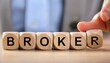 © AI_ALICE - ブローカーを意味する英単語のBROKERの文字が書かれた木製のキューブブロック。 aiで生成