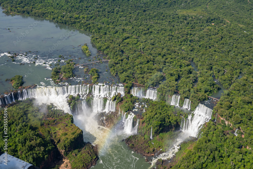 Iguazú-Wasserfälle aus der Luft mit Regenbogen