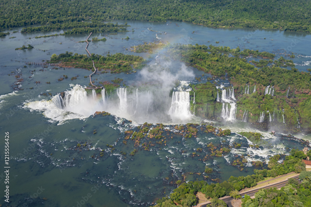 Panorama der Iguazú-Wasserfälle mit Regenbogen