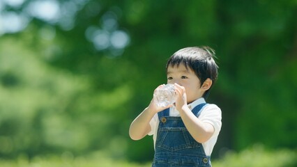 Sticker - 水分補給する3歳の男の子