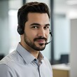 © 령표 김 - En manlig anställd som bär ett headset ler lätt.