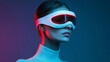 © Nick Freund - Frau mit futuristischen VR-Brille, rote Leuchte, blauer Hintergrund, Technologie, Innovation