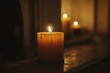 © El Media - Close-up of lit candles in a church, with the focus on one candle and a blurred background.