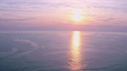 Aufkleber - Minimalist sunset over a tranquil ocean with soft pastel colors, calm waves, and an empty horizon, perfect for inspirational or relaxation projects.

