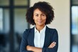 © nsit0108 - Portrait of smiling businesswoman posing with crossed arms, showcasing confidence and professionalism in corporate environment