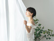 © metamorworks - 女性、朝、目覚め、リラックス、明るい、爽やか、ヘルシー、早起き、ボディケア、セルフケア、窓、ホテル、宿泊、リゾート、笑顔、スキンケア、UVケア、日焼け止め、ホワイトニング、美白、美顔、美肌、癒し、日本人、コピースペース、広告、元気、リフレッシュ、カーテン、ミドルエイジ、ミドル、中年、30代、40代、ライフスタイル、室内、ビューティー、ポートレート、美容、寝起き、早朝、起床、アンチエイジング、部屋、