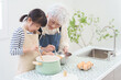 © polkadot - 料理するおばあちゃんと孫.