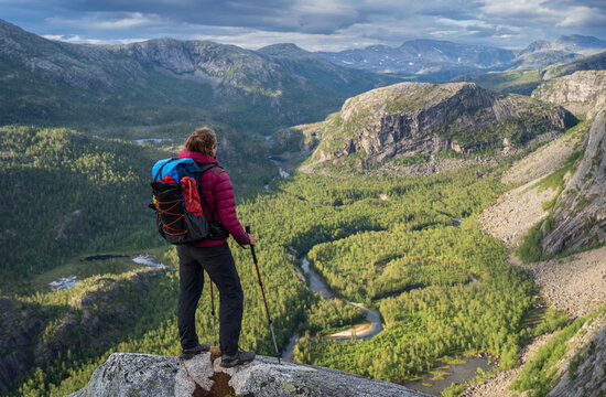 Fototapete -  - hiker looking over the valley in national park rago, norway.