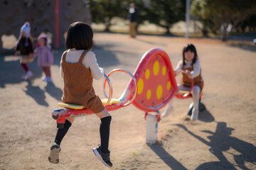 Wall Mural - 公園のシーソーで遊ぶ女の子