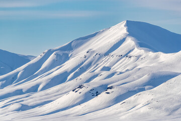 Wall Mural - pristine snow on the mountains of spitsbergen, svalbard, a norwegian archipelago between mainland no