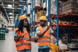 © Zamrznuti tonovi - Warehouse workers discussing logistics and inventory management
